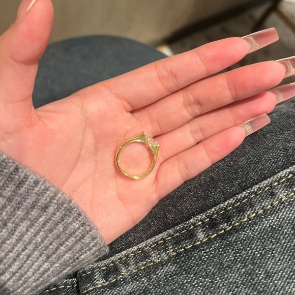 Elegant Marquise-Cut Gold Ring - Picture 5 of 5